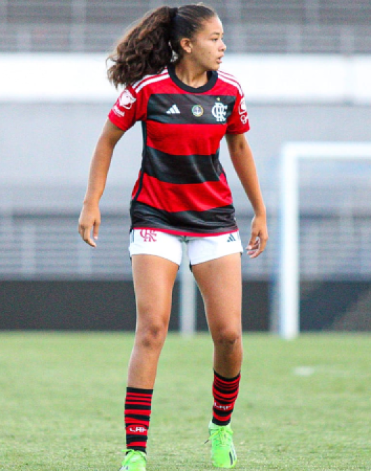Bruna Nascimento<h5>Right Back / Right Winger</h5>